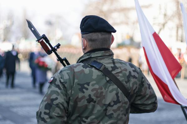 Żołnierz i flaga Polski